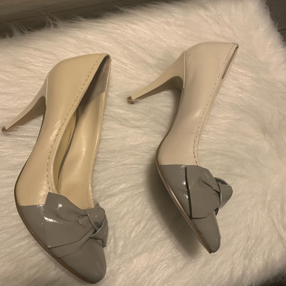 Nine West ivory pumps with grey bow